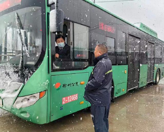 三月突降“桃花雪” 鄭州公交全力保障市民出行